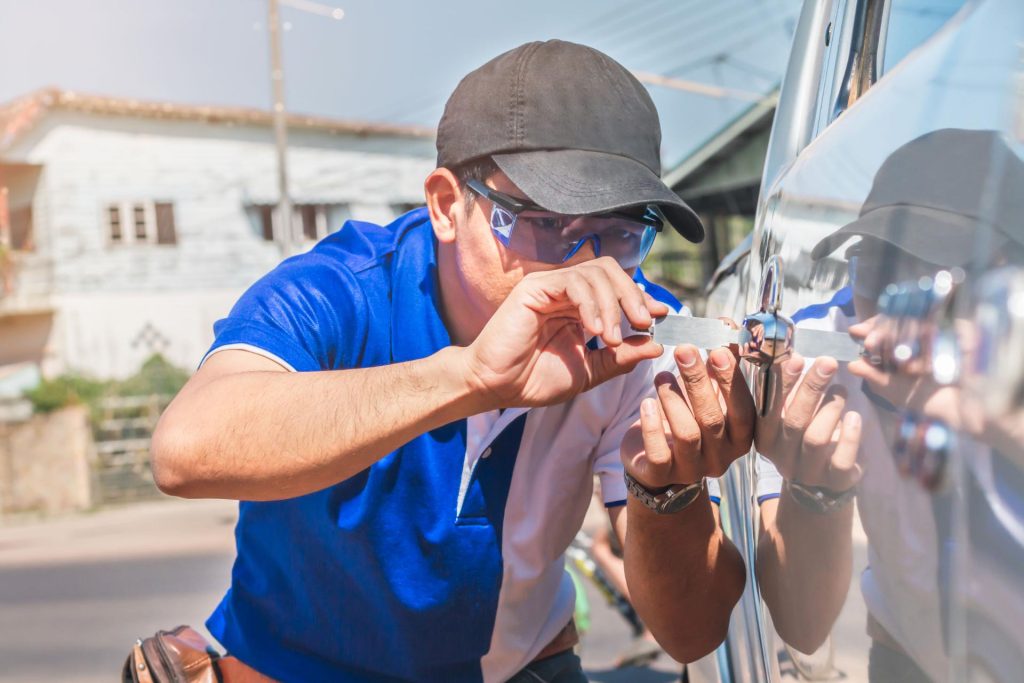 Auto wird von professionellem Autoschlüsseldienst geöffnet