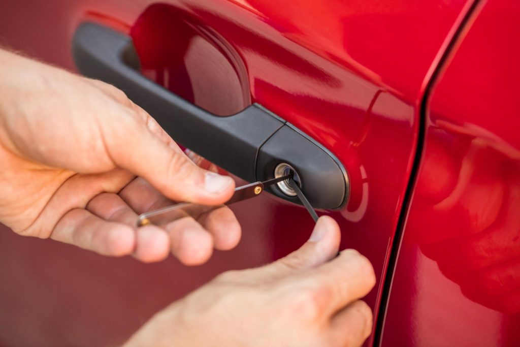 Autotür wird von Schlüsseldienst geöffnet